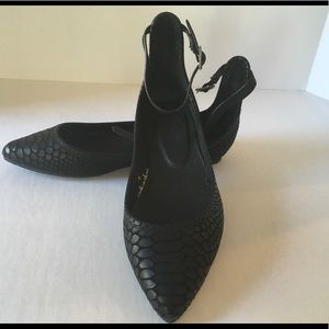 New Joie Black Temple Flat Sz 6
